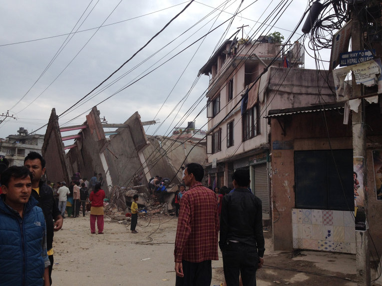Люди среди разрушений в Катманду