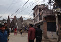 Люди среди разрушений в Катманду