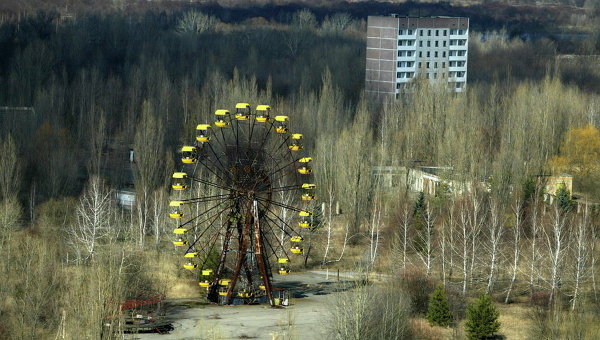 Заброшенный парк и колесо обозрения в Припяти, 2 апреля 2006 г.