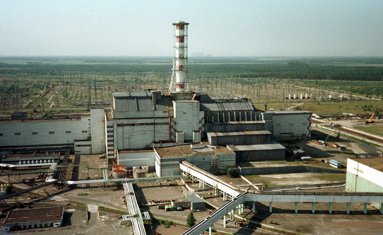 Саркофаг, закрывающий разрушенный реактор на ЧАЭС, 23 июля 1998 г