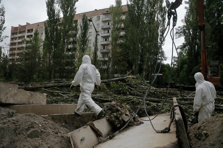 Работники патрулируют Припять, 25 августа 2013 г