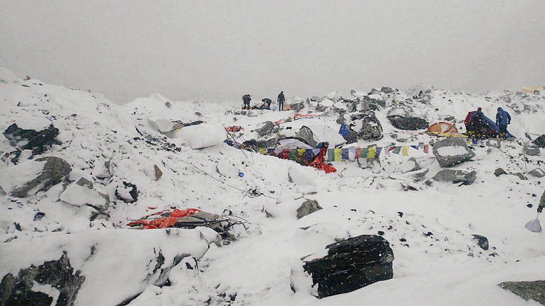 Из-за землетрясения в Непале на Эвересте произошел сход лавины