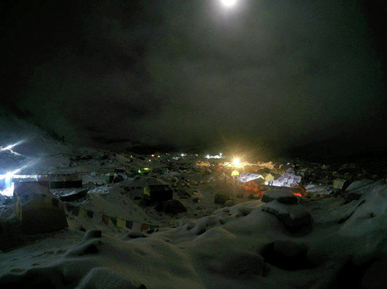 Из-за землетрясения в Непале на Эвересте произошел сход лавины