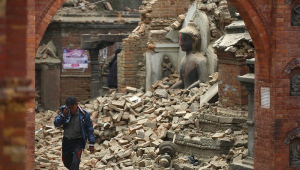 Разрушенных храм в Непале. Архивное фото