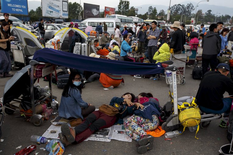 Туристы в Непале, ожидающие свои рейсы за пределами аэропорта Трибхуван