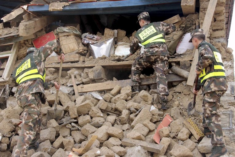 Разбор завалов в Гьиронге Тибетского автономного округа Китая после землетрясения в Непале