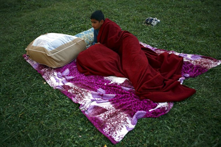 Подросток после землетрясения в Непале обустраивается на открытой местности