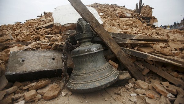 Колокол рухнувшего в результате землетрясения в Катманду, Непал. 26 апреля 2015 года