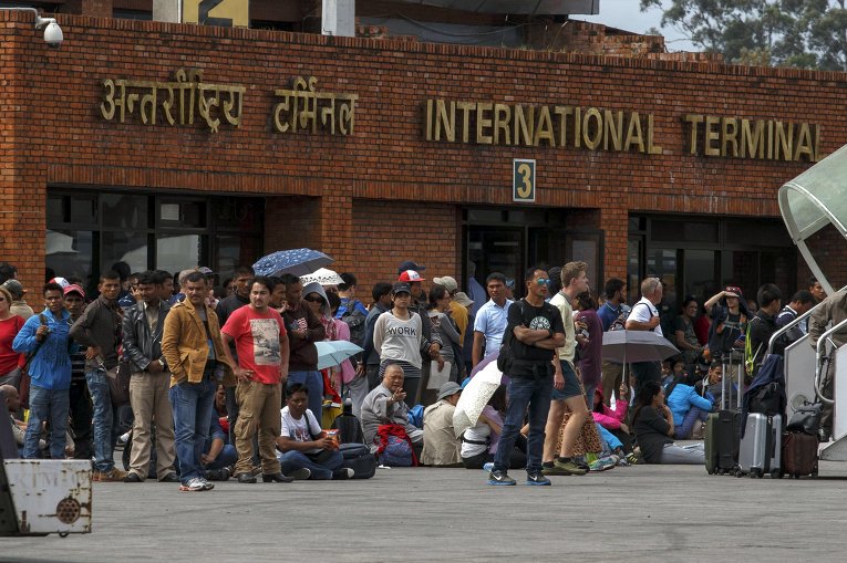 Туристы в международном аэропорту Трибхуван после землетрясения
