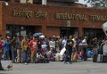 Туристы в международном аэропорту Трибхуван после землетрясения