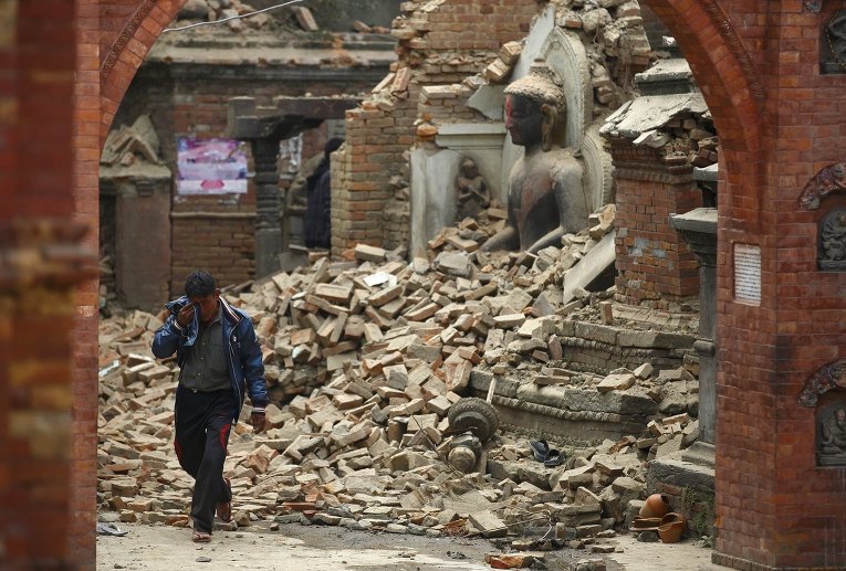 Поврежденная в результате землетрясения статуя Будды в Непале