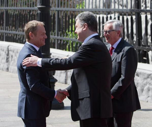 Президент Евросовета Дональд Туск, президент Украины Петр Порошенко и глава Еврокомиссии Жан-Клод Юнкер