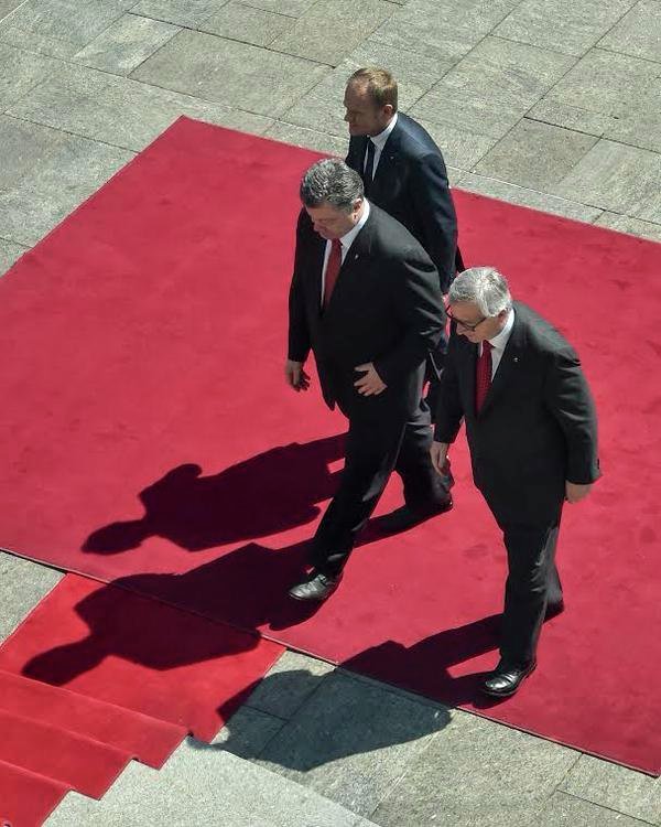 Президент Евросовета Дональд Туск, президент Украины Петр Порошенко и глава Еврокомиссии Жан-Клод Юнкер