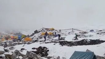 Сход лавины на Эвересте в результате землетрясения в Непале