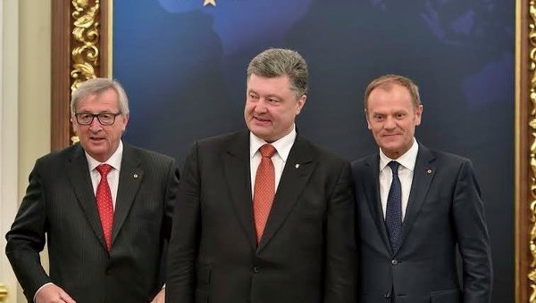 Глава Евросовета Дональд Туск, президент Украины Петр Порошенко и глава Еврокомиссии Жан-Клод Юнкер