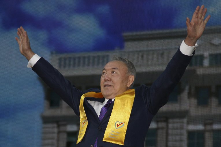Действующий глава Республики Казахстан Нурсултан Назарбаев предварительно набирает 97,7% голосов избирателей на внеочередных выборах президента