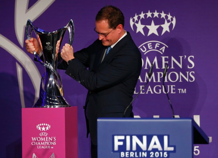 Мэр Берлина Майкл Мюллер ставит Кубок Лиги Чемпионов.
