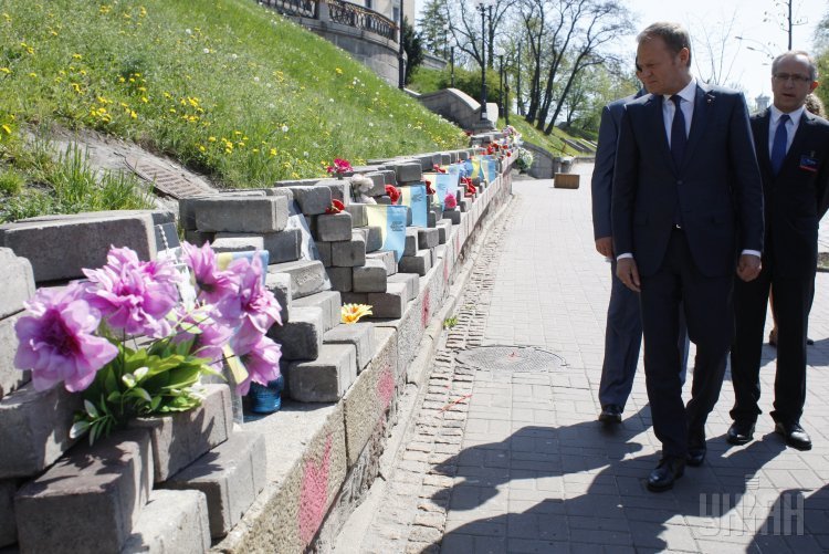 Президент Евросовета Дональд Туск почтил память Небесной сотни в Киеве