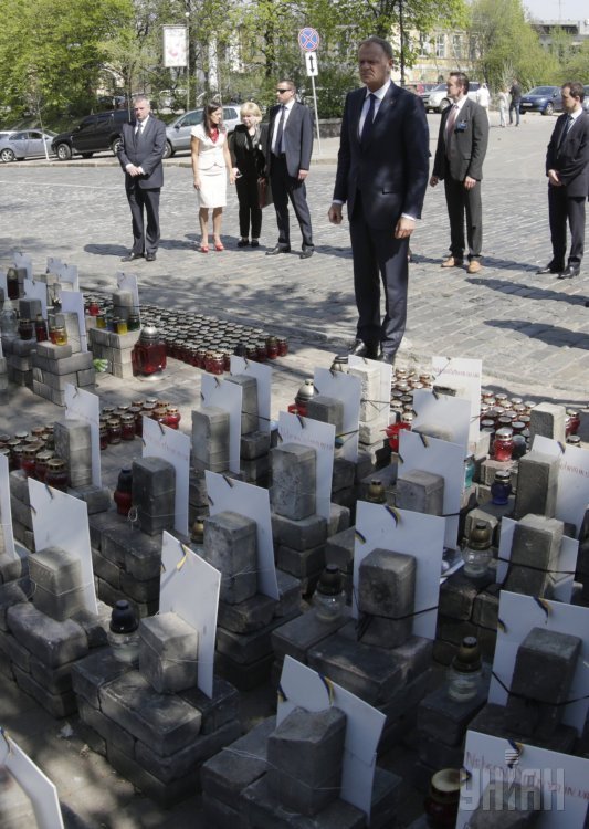 Президент Евросовета Дональд Туск почтил память Небесной сотни в Киеве