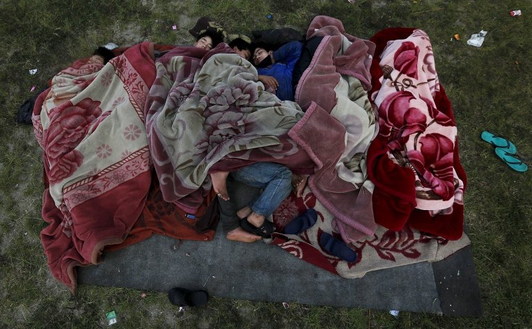 Люди ночуют под открытым небом после землетрясения в Катманду, Непал