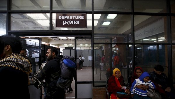 Туристы в международном аэропорту Трибхуван ожидают вылета из Непала после землетрясения