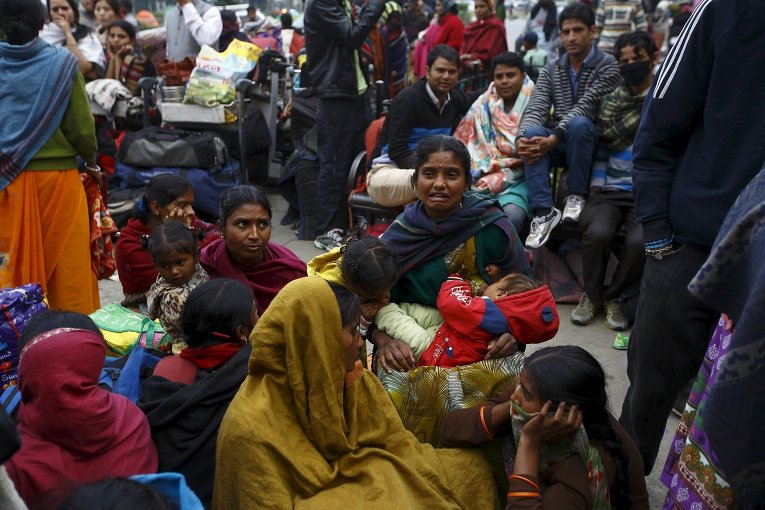 Граждане Индии ожидают свой рейс на родину в международном аэропорту Трибхуван в Непале