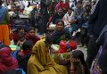 Граждане Индии ожидают свой рейс на родину в международном аэропорту Трибхуван в Непале
