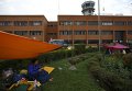 Австралийка ожидает свой рейс в международном аэропорту Трибхуван после землетрясения в Непале
