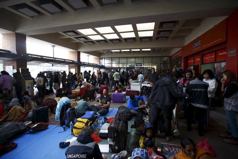Туристы ожидают свои рейсы в международном аэропорту Трибхуван после землетрясения в Непале