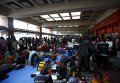 Туристы ожидают свои рейсы в международном аэропорту Трибхуван после землетрясения в Непале