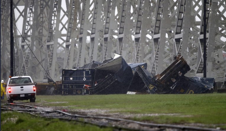 Ураган в США снес поезд с эстакады
