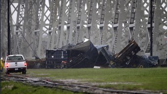 Ураган в США снес поезд с эстакады