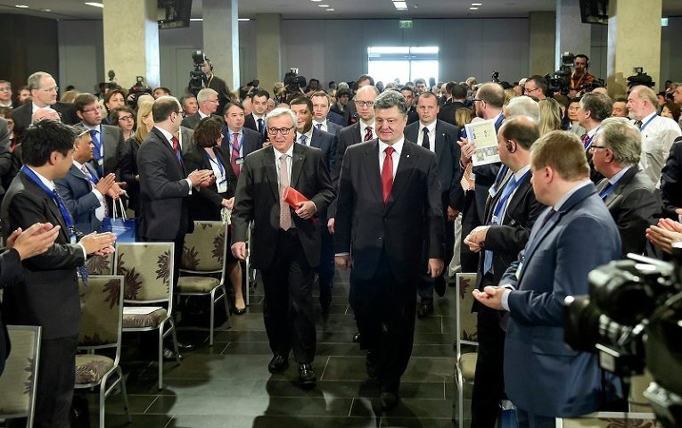 Петр Порошенко и Жан-Клод Юнкер на Международной донорской конференции в поддержку Украины