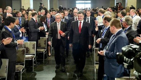 Петр Порошенко и Жан-Клод Юнкер на Международной донорской конференции в поддержку Украины