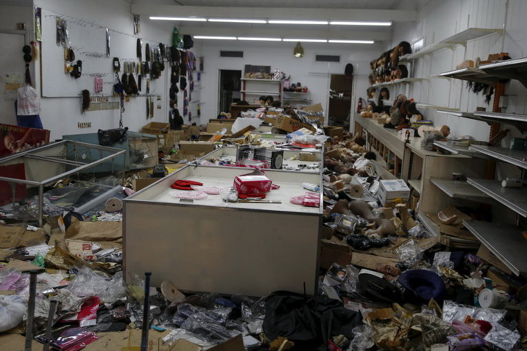 Разбитый и разграбленный магазин в Балтиморе