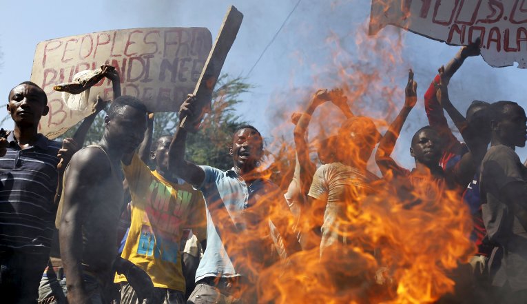 Полиция Бурунди разогнала массовые демонстрации в столице страны Бужумбуре. Сотни манифестантов вышли на улицы в знак протеста против решения президента Пьера Нкурунзизы идти на третий пятилетний срок. Сообщается о двух погибших и четырех пострадавших. Есть арестованные.