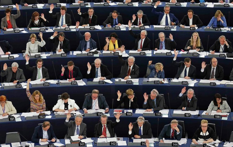 Члены Европейского парламента принимают участие в голосовании в Европарламенте в Страсбурге, Франция