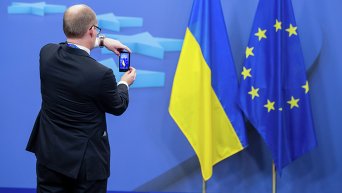 Флаги Украины и ЕС. Архивное фото