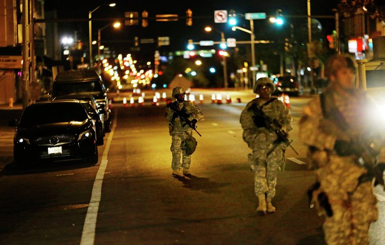 Бойцы Национальной гвардии США в Балтиморе рядом с местом массовых беспорядков