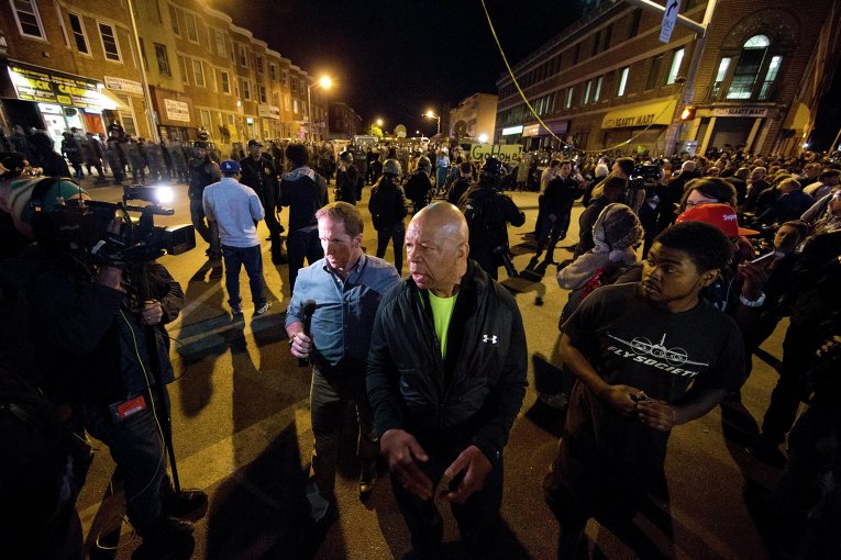 Конгрессмен Илия Каммингс призывает протестующих разойтись по домам в Балтиморе