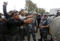 Жертвы землетрясения спорят с полицейскими во время акции протеста