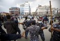 Непальские полицейские пытаются остановить жертв землетрясения от блокирования трафика на дороге