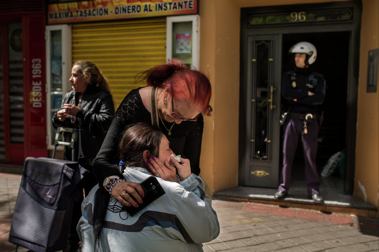 Полиция у дома жительницы Мадрида, которую принудительно выселили