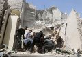 Гражданские члены обороны и жители в районе Алеппо