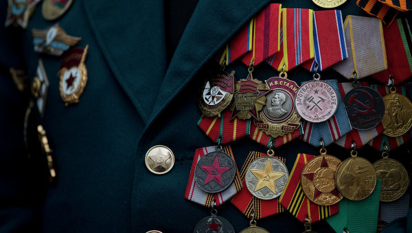 Ордена на груди ветерана. Одесса, 9 мая 2014 года