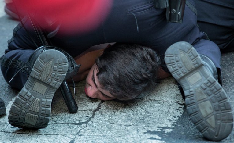 Задержание протестующего на Юнион-сквер в Нью-Йорке