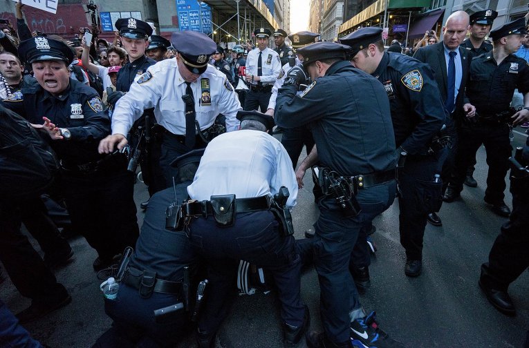 Задержание протестующих на Юнион-сквер в Нью-Йорке