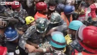Спасатели в Катманду нашли подростка, который находился под завалами 5 дней