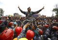 Члены непальской полиции несут их офицера, приветствуя после успешного спасения выжившего подростка