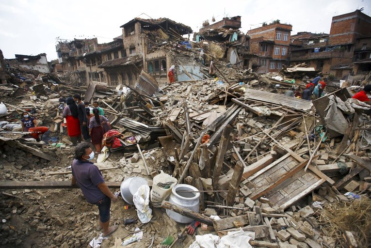 Люди ищут свои вещи среди обломков рухнувших домов в Непале